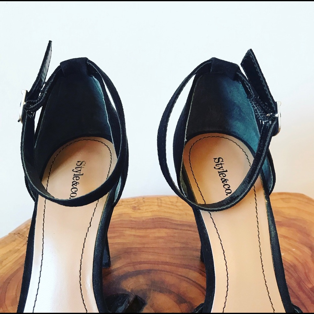 GONE - Peep Toe Lace Pattern Heels - Picture 5 of 8